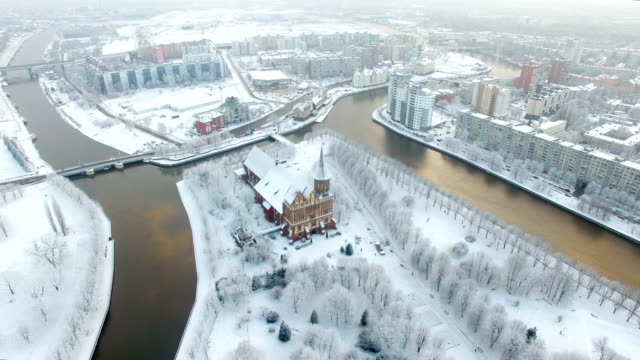 Antena:-La-Catedral-de-la-ciudad-Nevada-de-Kaliningrad,-Rusia