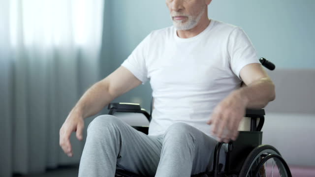 Hilflose-Menschen-mit-Behinderungen-sitzen-im-Rollstuhl,-zurück-zur-Kamera
