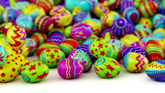 Coloridos-huevos-de-Pascua,-caen-en-el-marco-y-llenarlo-totalmente.-Fondo-blanco.