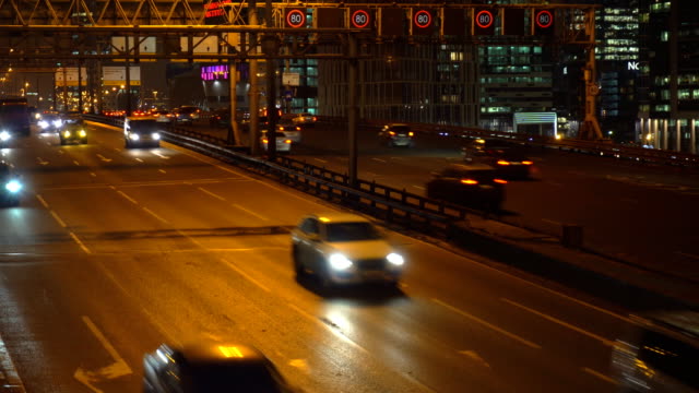 Nachtverkehr-auf-der-städtischen-Durchgangsstraße,-Überführung-und-Straße-Kreuzung