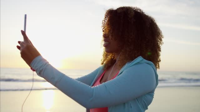 African-American-Frauen-unter-video-zu-Fuß-am-Strand
