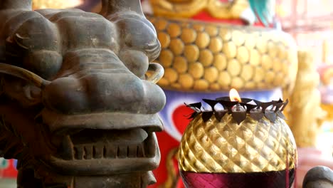 Original-candelabro-estilo-chino.-Estatua-de-bronce-de-un-dragón-y-una-vela-ardiente-junto-a-la