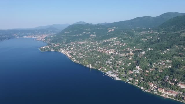 Panorama-des-wunderschönen-Gardasees-umgeben-von-Bergen,-Italien.-Videodreh-mit-Drohne