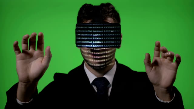Futuristische-Vr-Technologie-mit-Blockchain-Hologramm-Code-von-einem-Geschäftsmann,-der-kontinuierlich-auf-einem-green-Screen-Hintergrund-Typen-benutzt