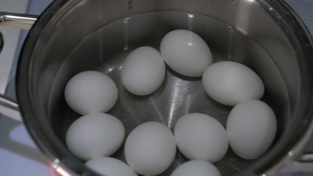 huevos-se-cocinan-en-un-sartén-cerca-para-arriba,-la-vista-superior