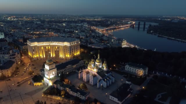 Vista-aérea-del-centro-histórico-de-la-ciudad-de-Kiev-(Kyiv)-después-del-atardecer.-Ucrania
