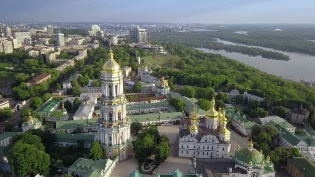 Luftaufnahme-des-Kiewer-Höhlenkloster-Lawra-Ukrainisch-orthodoxen-Klosters