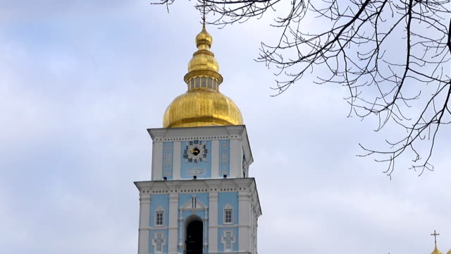Kuppeln-der-St.-Michaels-Kathedrale-goldenen-Kuppel-und-Glockenturm-in-Kiew.