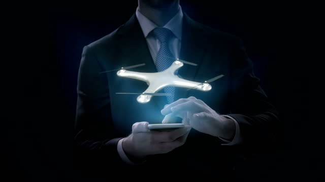Geschäftsmann-Touch-Smart-Telefon,-mobile,-rotierende-Drohne,-Quadrocopter,-mit-futuristischen-Benutzeroberfläche,-virtuelle-Grafik.-4k.