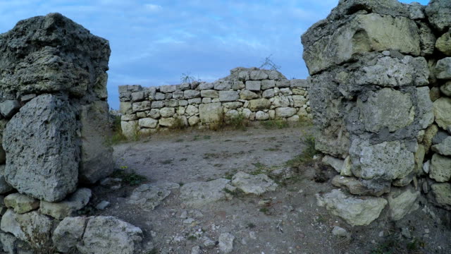 Ruinas-de-pared-de-piedra-de-la-ciudad-griega-de-Chersonese