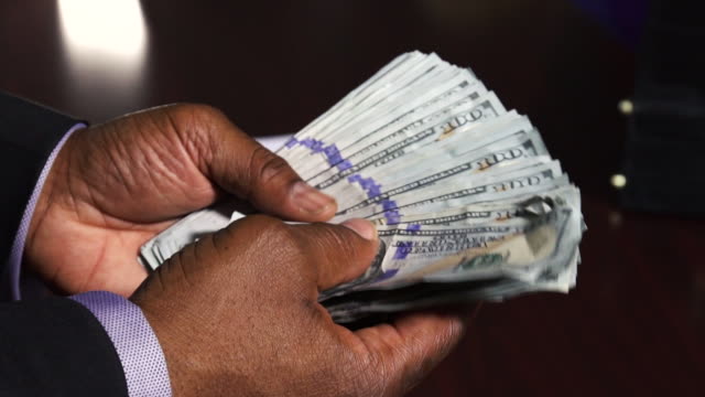 Hände,-die-hundert-Dollar-Bills-Chef-Geld-zählen
