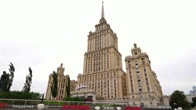 Retro-rascacielos-de-estilo-estalinista-de-la-época-soviética-URSS-en-Moscú-Rusia