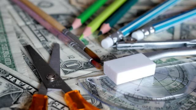 High-School-Kosten,-Konzept,-Bleistifte-auf-Geld,-Dollar,-drehen,-drehen