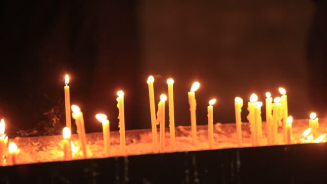 Brennende-Kerzen-im-Inneren-der-Kathedrale-für-das-Gebet