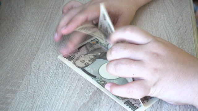 Cámara-lenta-contando-dinero-yen-japonés