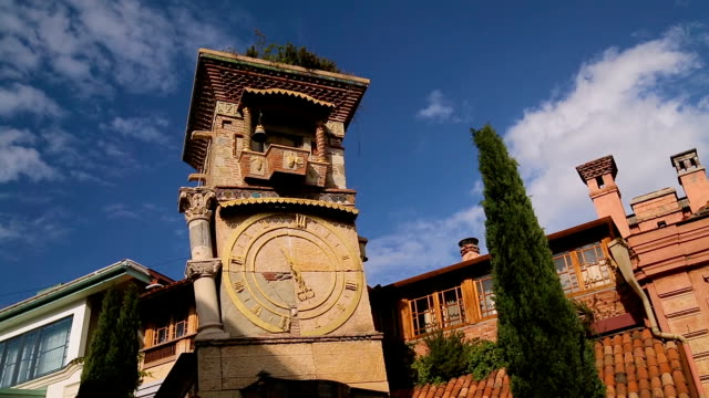 Reloj-de-torre-y-Rezo-Gabriadze-del-teatro-de-títeres-en-Tbilisi,-único-monumento,-arte