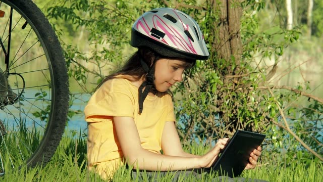 Ciclista-con-una-tableta.