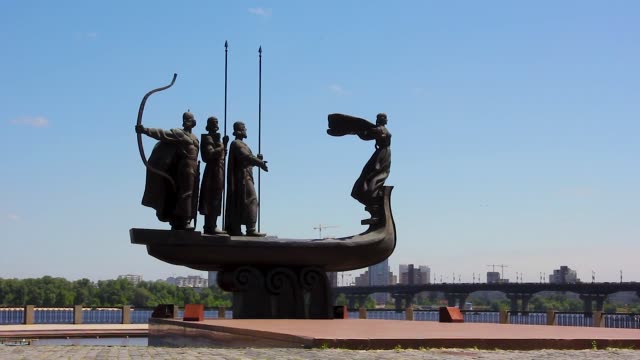 Río-de-Dnepr-fundadores-estatua-Kiev-Ucrania