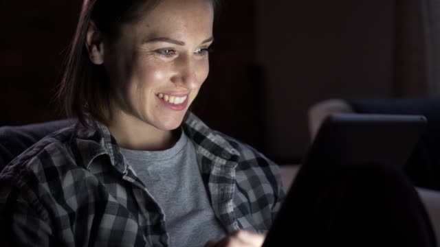 Mujer-con-tableta-digital-en-la-noche