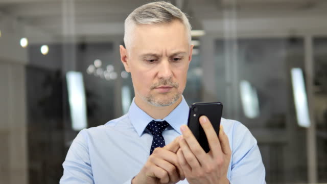 Graue-Haare-Geschäftsmann-mit-Smartphone,-Nachricht-schreiben