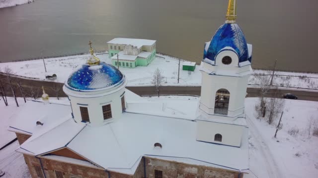 Luftaufnahme-der-Kirche-in-Russland.-Clip.-Kleinstadt-Kirche-während-der-schneereichen-Winter-in-einer-kleinen-Stadt