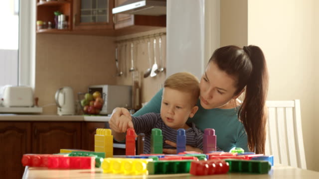 Madre-niño-de-enseñanza-cómo-contar-usando-bloques-de-colores-y-con-juegos-educativos