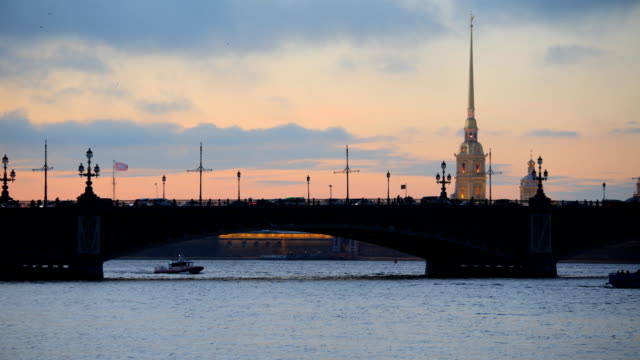 Lapso-de-tiempo-del-tráfico-en-el-puente-de-la-Trinidad-en-San-Petersburgo,-Rusia