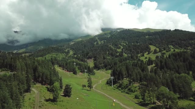 Schöne-Tal-im-Altai-Gebirge,-Luftbild.-Gebirgstaiga,-Berge-in-den-Wolken,-Altai