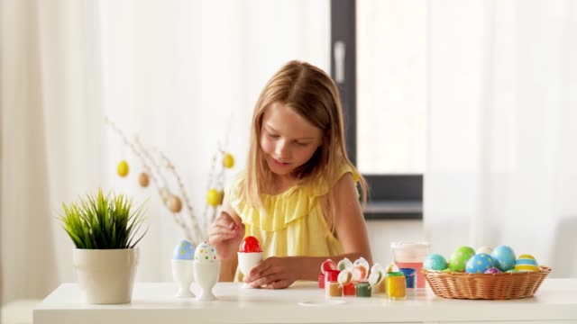 Chica-feliz-para-colorear-huevos-de-Pascua-en-casa