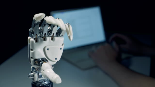 Bionische-Hand-mit-beweglichen-Fingern-wird-von-einem-Computer-gesteuert-immer