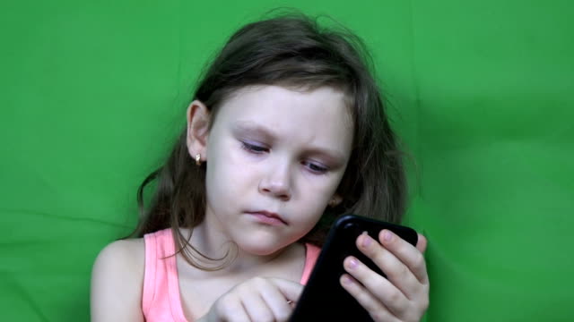Kleines-Mädchen-schaut-Video-auf-einem-Smartphone