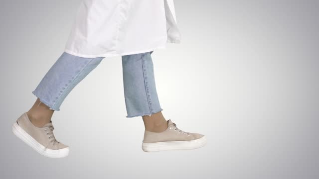 Woman-doctor-legs-walking-on-gradient-background