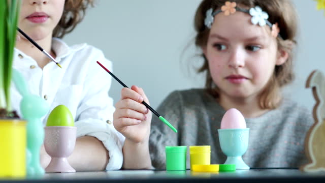 Junge-und-Mädchen-haben-Meisterklasse-der-Herstellung-von-Ostern-Dekoration