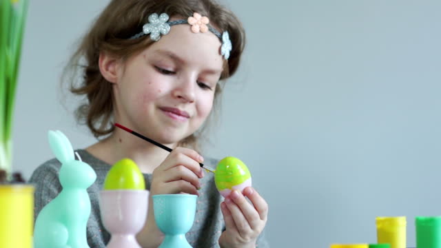 Chica-adolescente-prepara-decoraciones-para-las-vacaciones-de-Pascua