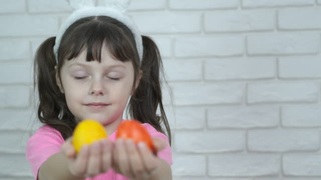 Beautiful-little-girl-with-easter-eggs-in-hands.