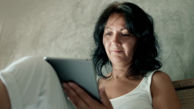Mujer-atractiva-usando-su-tableta-digital