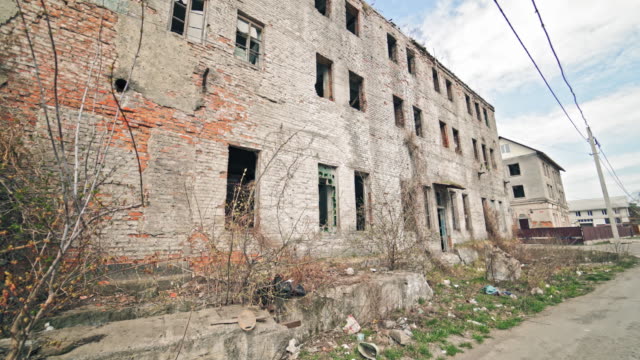 Große-zerstörte-verlassene-Fabrikhangarar-oder-Lager.