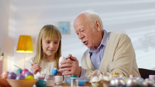 Secuencia-de-la-niña-y-el-abuelo-prepararse-para-la-Pascua