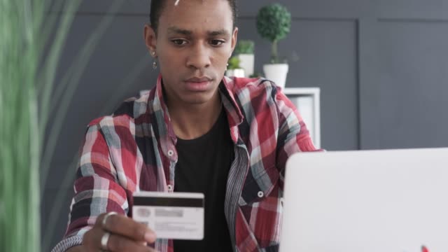 Geschäftsmann-online-mit-Handy-und-Kreditkarte-einkaufen