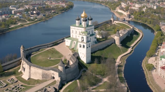 Luftaufnahme-des-Kremls-in-Pskow