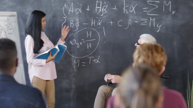 Student-versucht,-Gleichungen-auf-Blackboard-zu-erklären