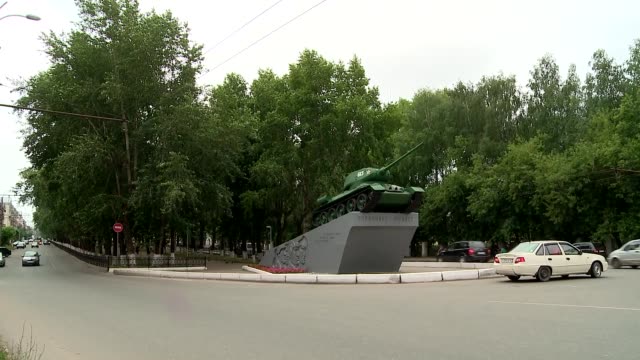 Sommerlager-in-Russland-Autos-auf-der-Straße-von-Kirow
