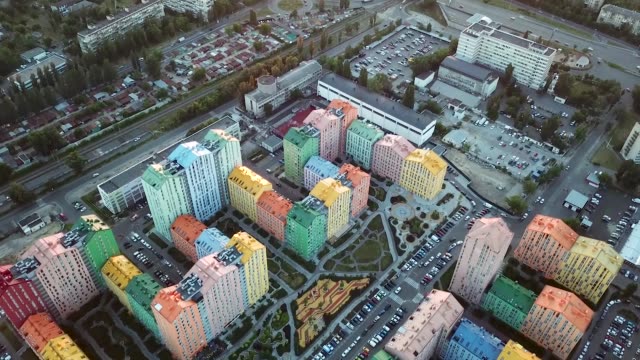 Vista-aérea-del-acogedor-y-colorido-distrito,-coloridas-casas-y-carreteras-llenas-de-coches,-Comfort-Town-en-Kiev,-Ucrania