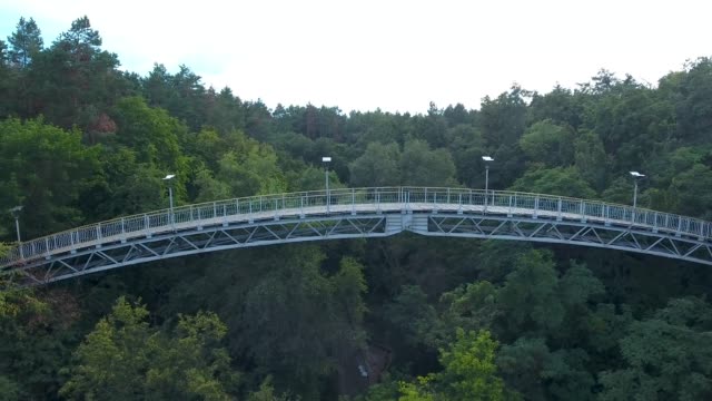 Puente-del-amor-desde-vista-de-pájaro-en-la-ciudad-de-Cherkasy.