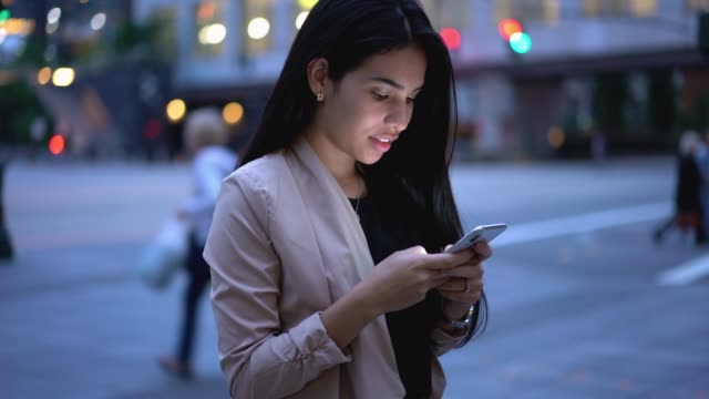 Latino-american-millennial-hipster-mädchen-Messaging-über-Smartphone-Anwendung-mit-öffentlichen-Internet-während-der-Freizeit-auf-städtischen-Rahmen-verbunden