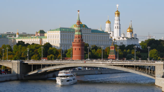 Hiperlapso-del-Kremlin-de-Moscú-y-el-río-Moskva-con-cruceros,-Rusia