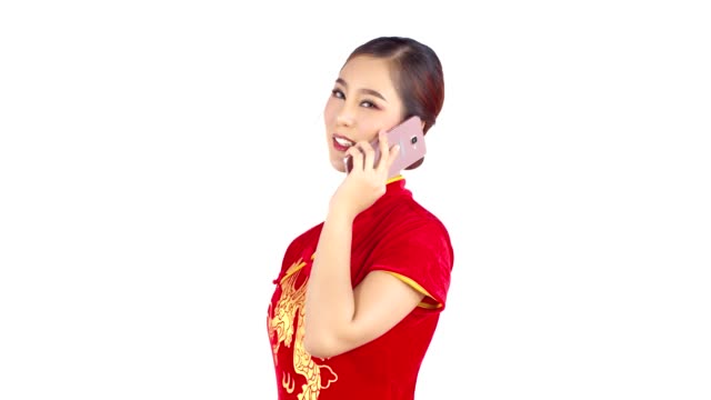 Junge-Chinesin-im-Gespräch-mit-dem-Smartphone