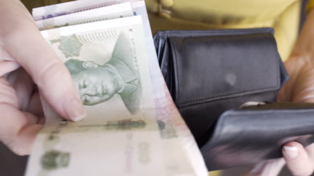 Taking-chinese-money-from-a-purse.