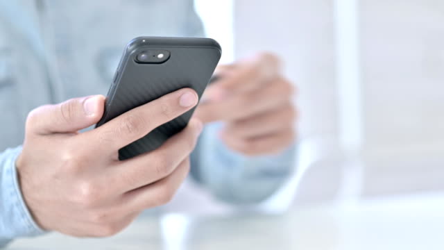 Nahaufnahme-der-Hände-Hinzufügen-von-Kreditkarte-in-Smartphone