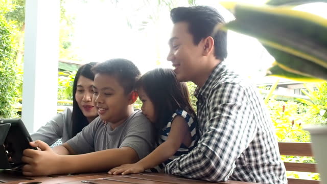 asia-Familie-sieht-Tablet-glücklich-zusammen